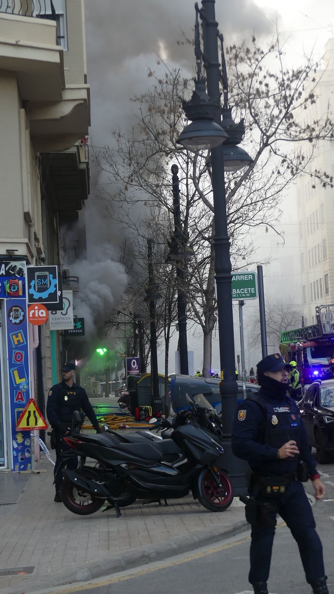 FOTOS | El incendio en un bingo desata la alarma en Valencia