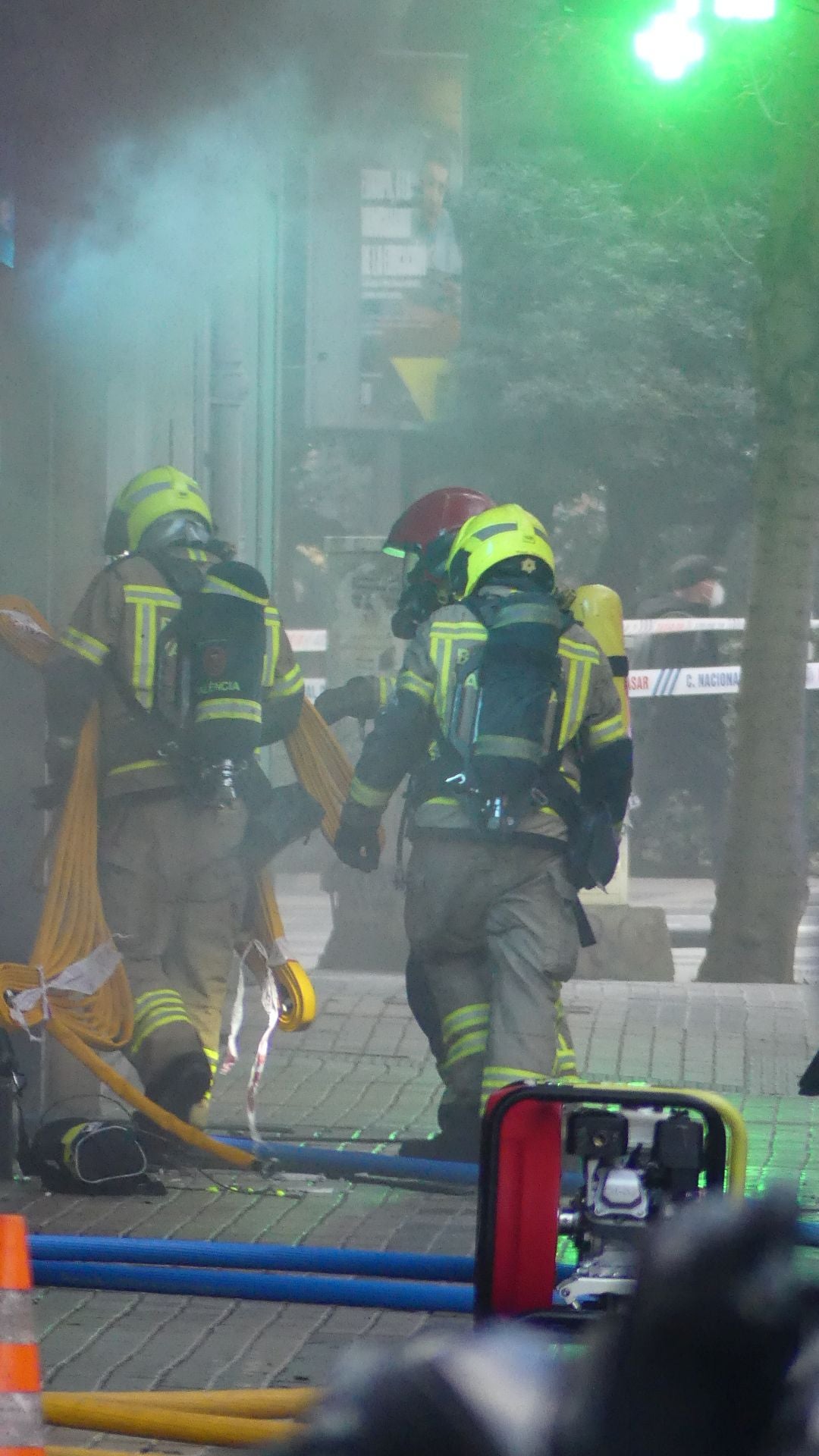 FOTOS | El incendio en un bingo desata la alarma en Valencia