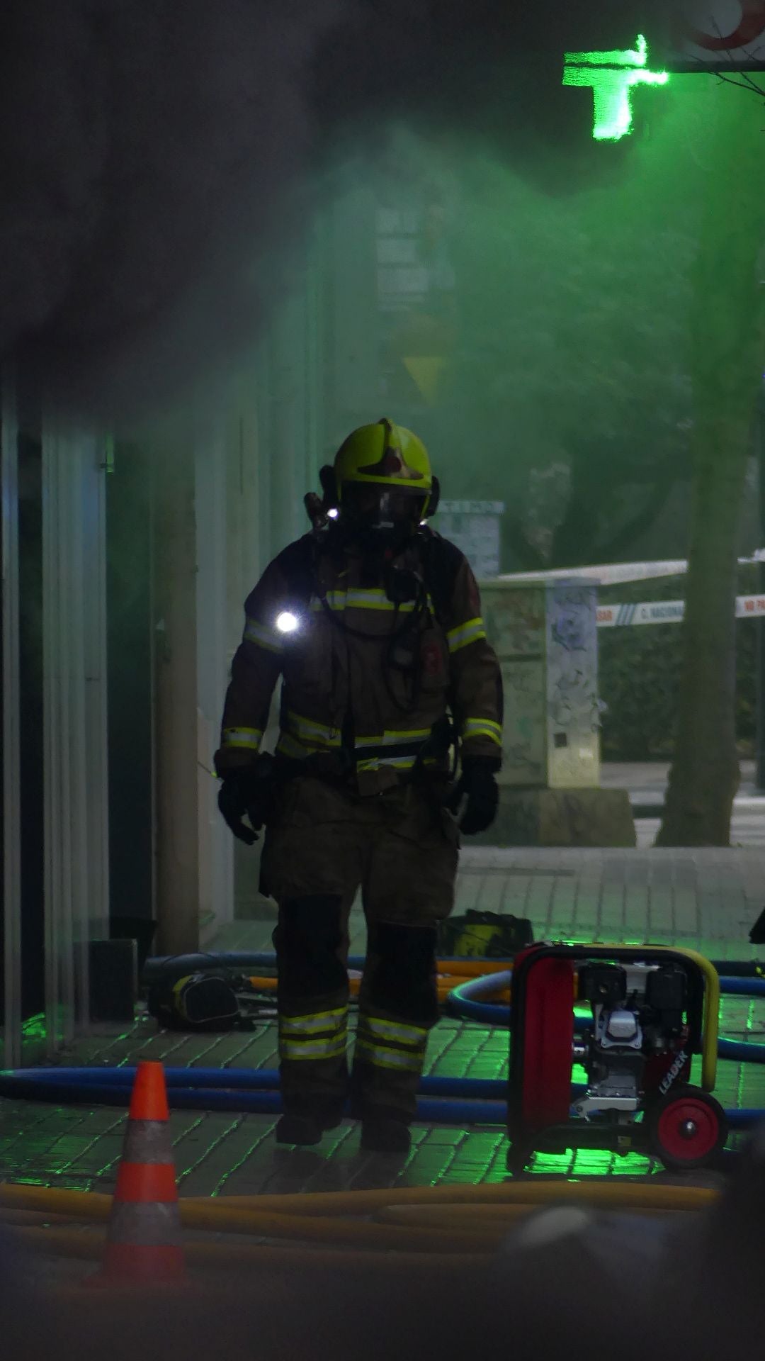 FOTOS | El incendio en un bingo desata la alarma en Valencia