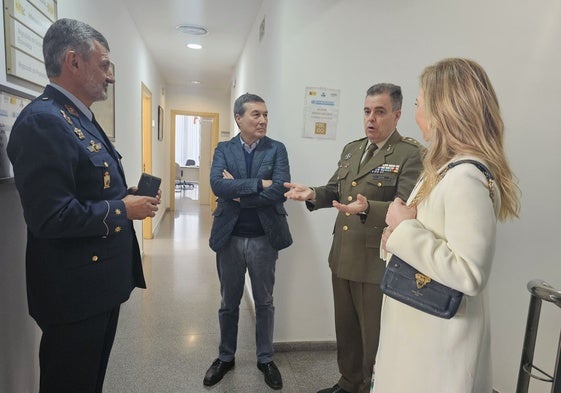 El conseller junto a los responsables de las Fuerzas Armadas en Valencia y Beatriz Gómez.