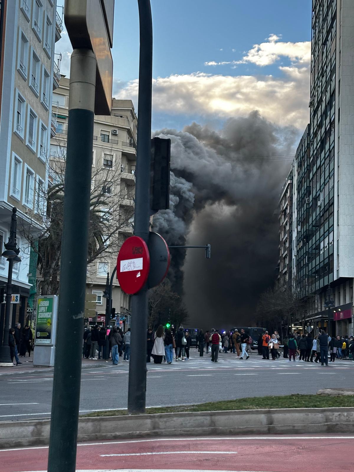 FOTOS | El incendio en un bingo desata la alarma en Valencia