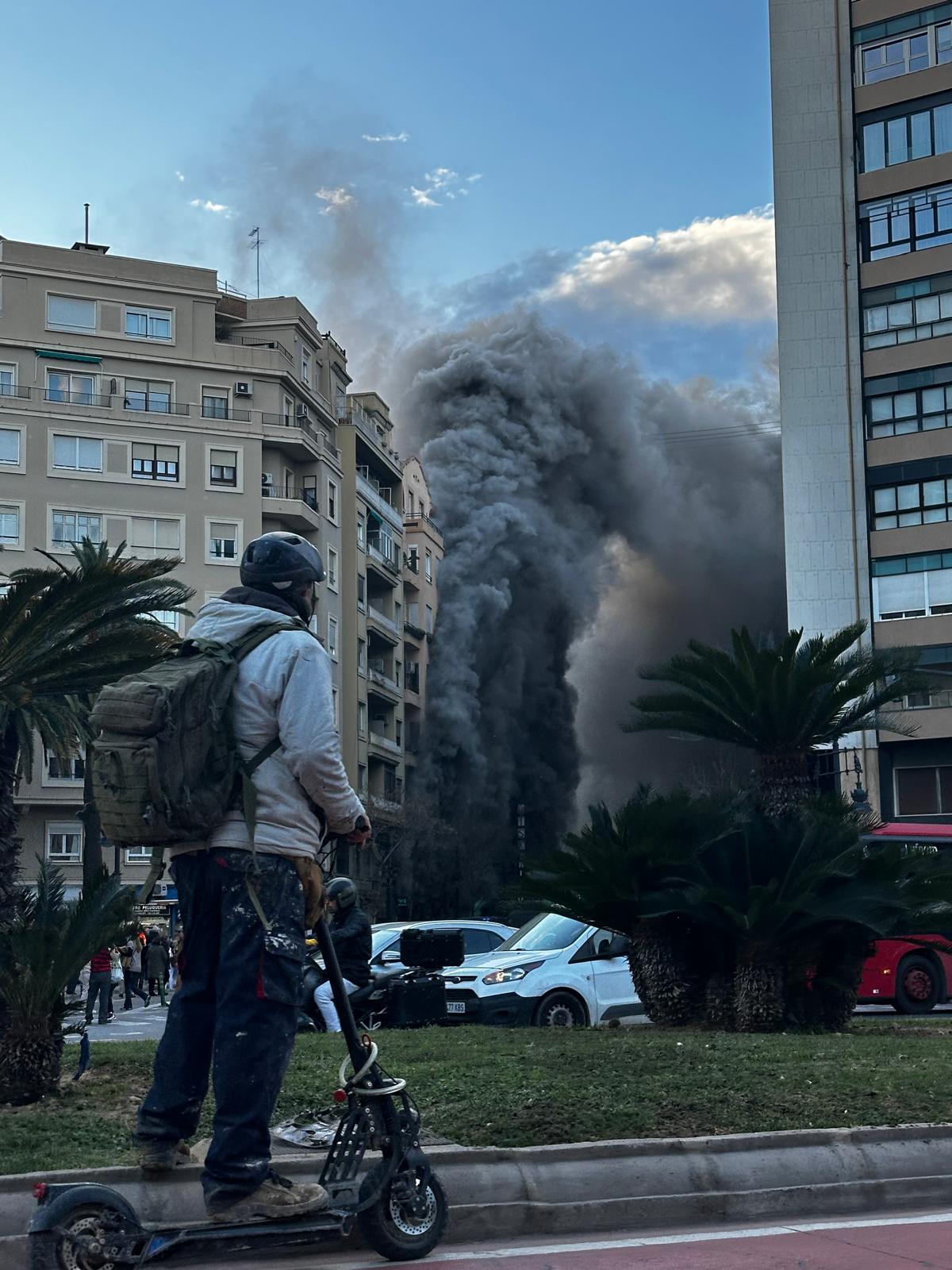 FOTOS | El incendio en un bingo desata la alarma en Valencia