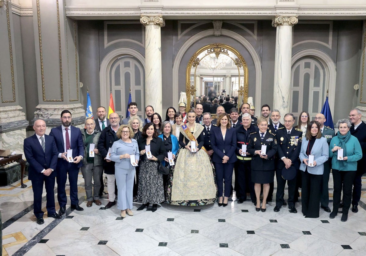 Los distinguidos con la alcaldesa en el Salón de Cristal.