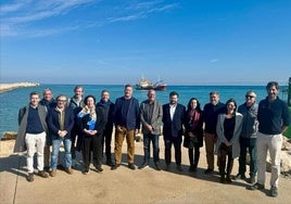 El conseller, el director general de Costas, junto con el alcalde, en el puerto de Dénia.