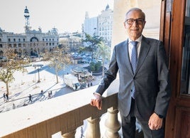 El concejal de Fallas, Santiago Ballester, en su despacho con vistas a la plaza del Ayuntamiento, donde se disparan las mascletaes.