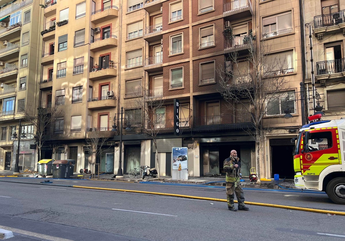 La fachada del edificio, calcinada tras el incendio.