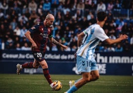 Oriol Rey controla un balón en el partido contra el Málaga.