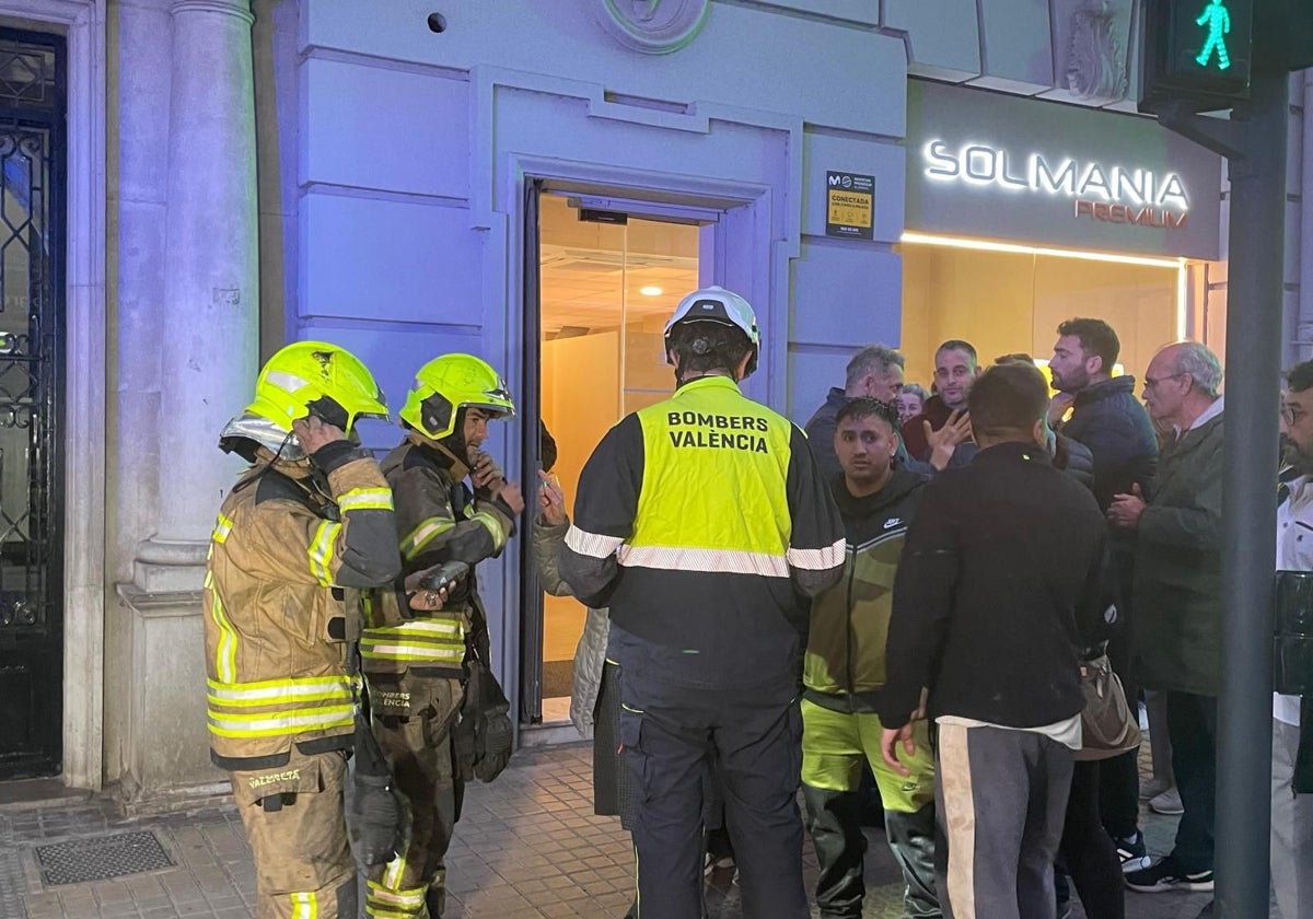 Los Bomberos recomiendan a los vecinos desalojados por el incendio de un bingo en Valencia no pasar la noche en el edificio