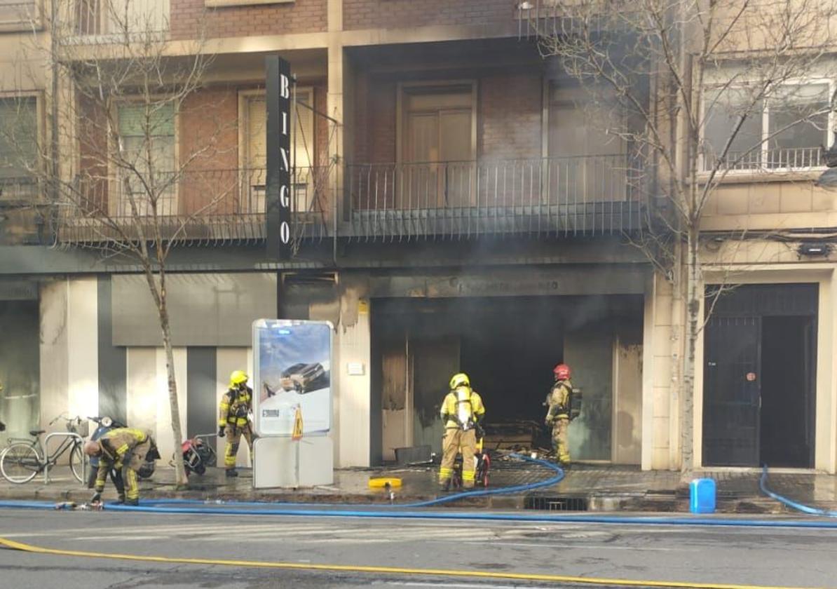 Los Bomberos continúan los trabajos para extinguir el incendio del bingo y descartan daños estructurales en los edificios