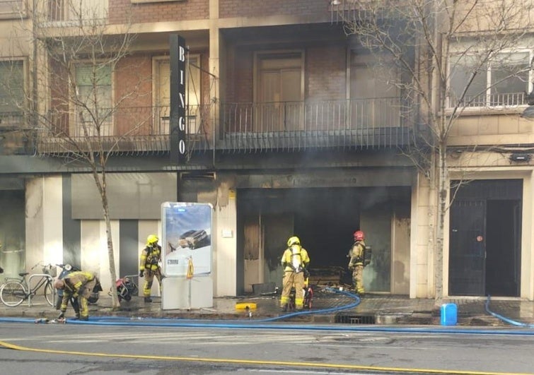 Efectivos de Bomberos continúan trabajando en el incendio.