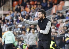 Carlos Corberán, realiza un gesto de aprobación en Mestalla contra el Leganés.