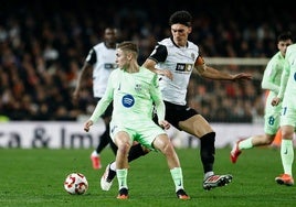 Pepelu, ante Fermín, en el partido ante el Barcelona.