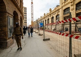 Un grupo de gente transita por el paso habilitado por la calle Alicante junto a la plaza de toros.