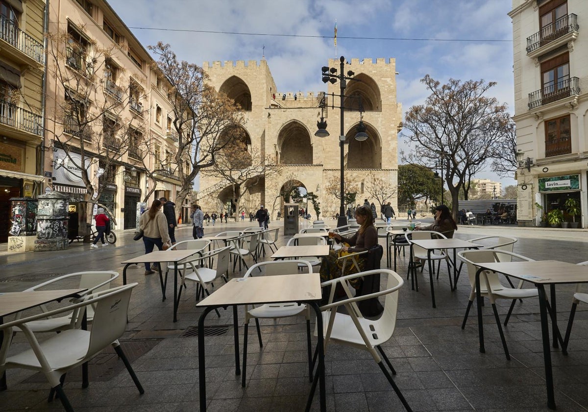 Una terraza de la plaza de los Fueros, este lunes por la mañana.