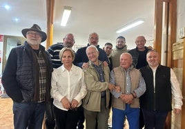 Los representantes de los agricultores, junto a la concejala de Agricultura, Fermina Huerba.