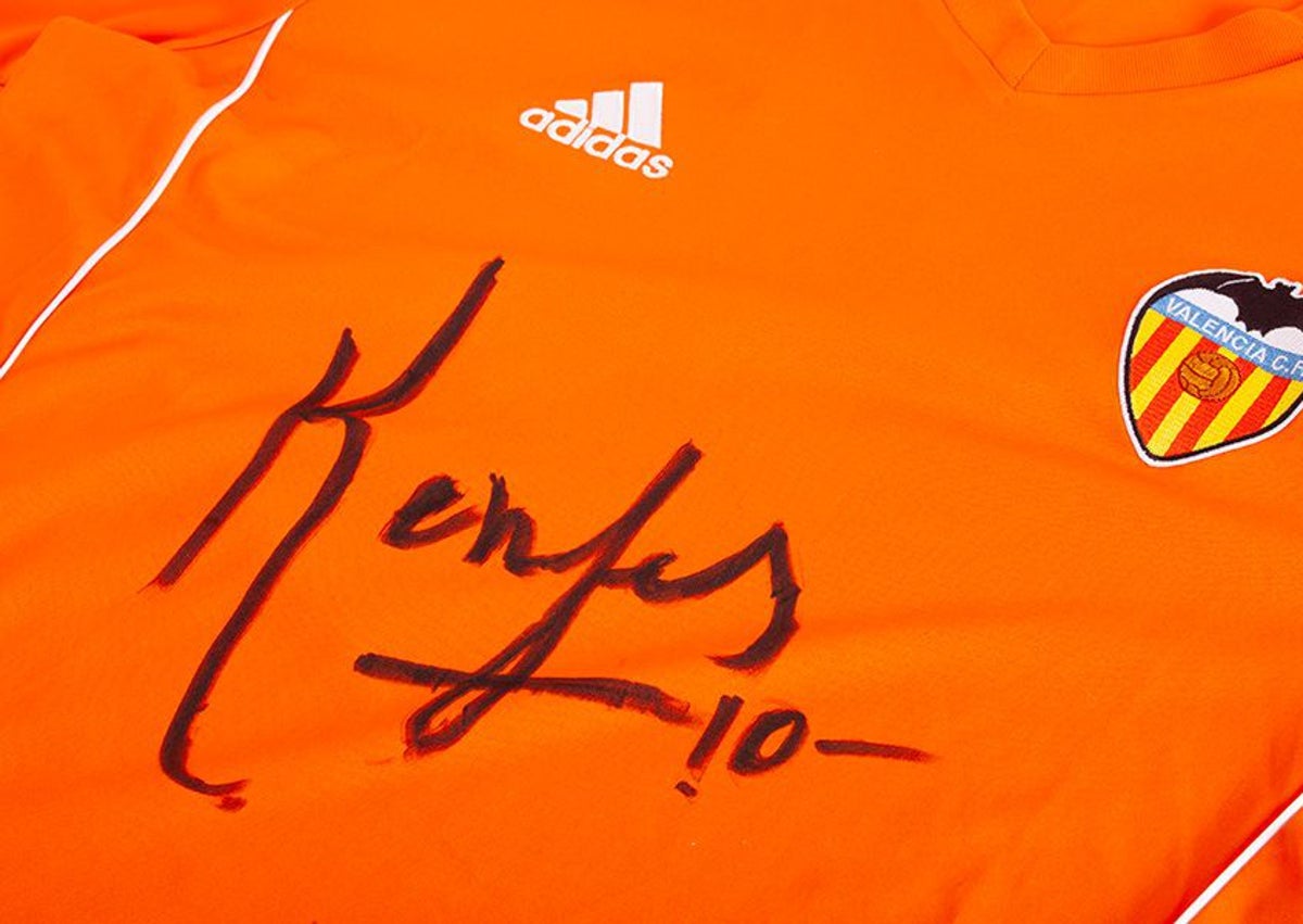 Imagen secundaria 1 - Libros firmados por Almodóvar, la camiseta del Valencia CF de Kempes o el traje original de 'Galdiator', entre los objetos a subasta. 