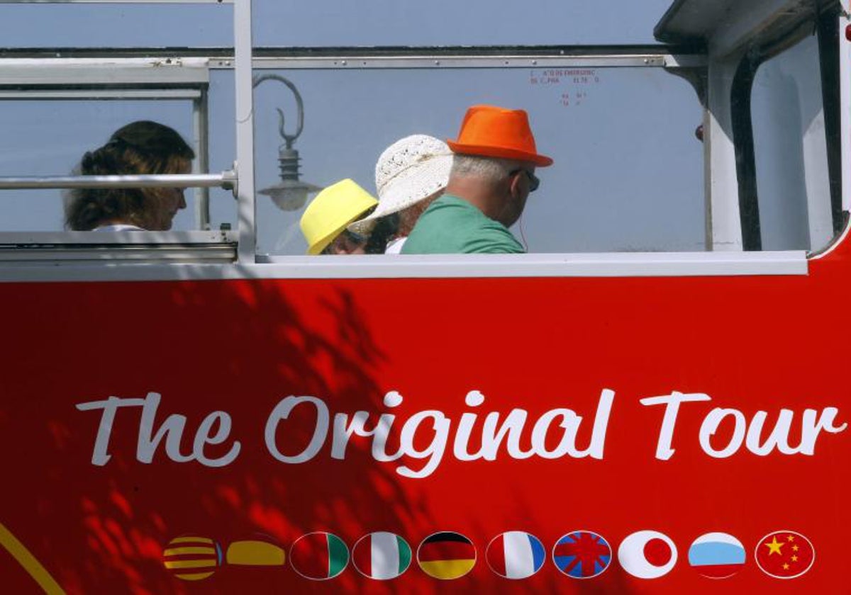 Turistas circulan en el bus turístico, en una imagen de archivo.