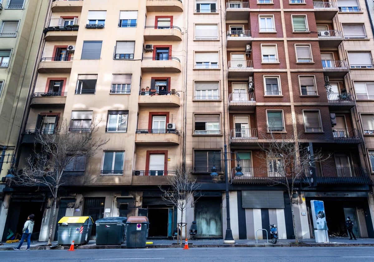 El estado de las fincas colindantes al bingo incendiado de la calle Pintor Benedicto.