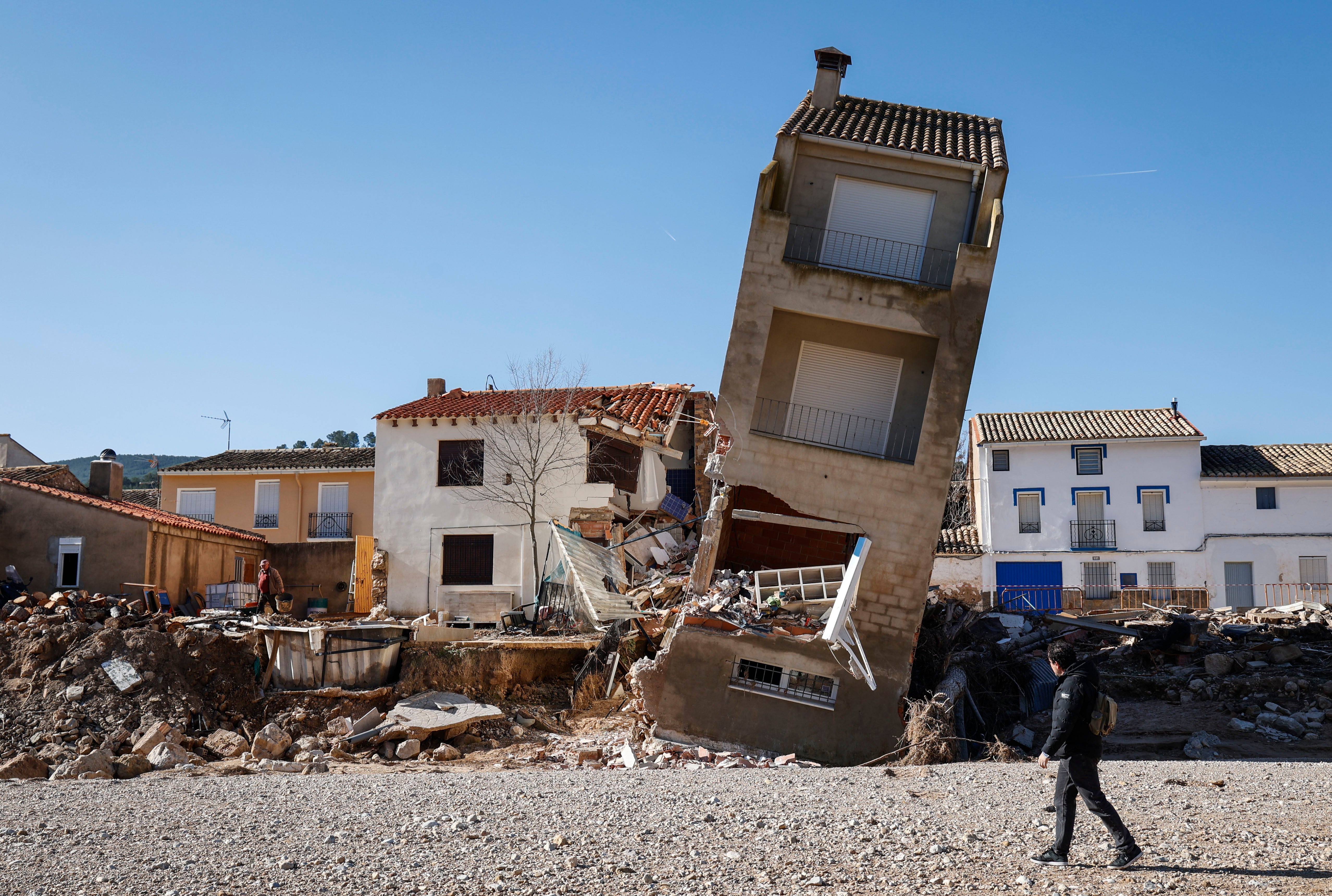 El edificio de tres pisos totalmente inclinado, junto a un lecho de piedras al lado del Magro que antes albergaba parques infantiles y un campo de fútbol.