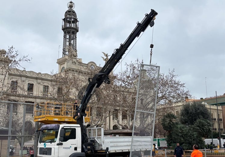 Los operarios trabajando en la plaza del Ayuntamiento.