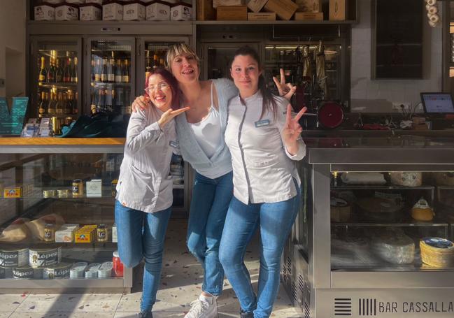 Abril Zamora, junto a dos trabajadoras del Bar Cassalla.