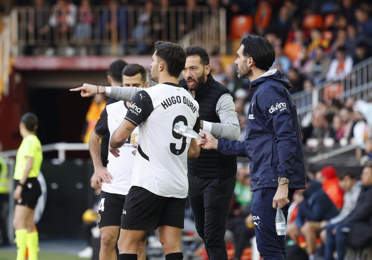 Corberán da instrucciones a Hugo duro durante el partido del Leganés.