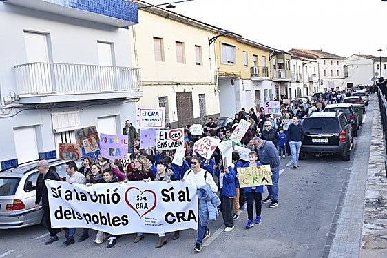 Cerca de 500 personas se concentran en Llanera de Ranes por la unidad del CRA La Costereta