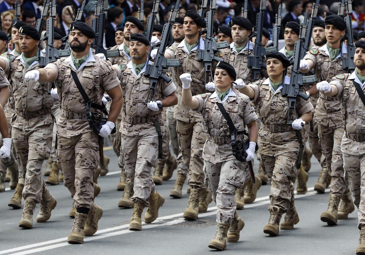 Hombres y mujeres desfilan en el Día de las Fuerzas Armadas, en una imagen de archivo.