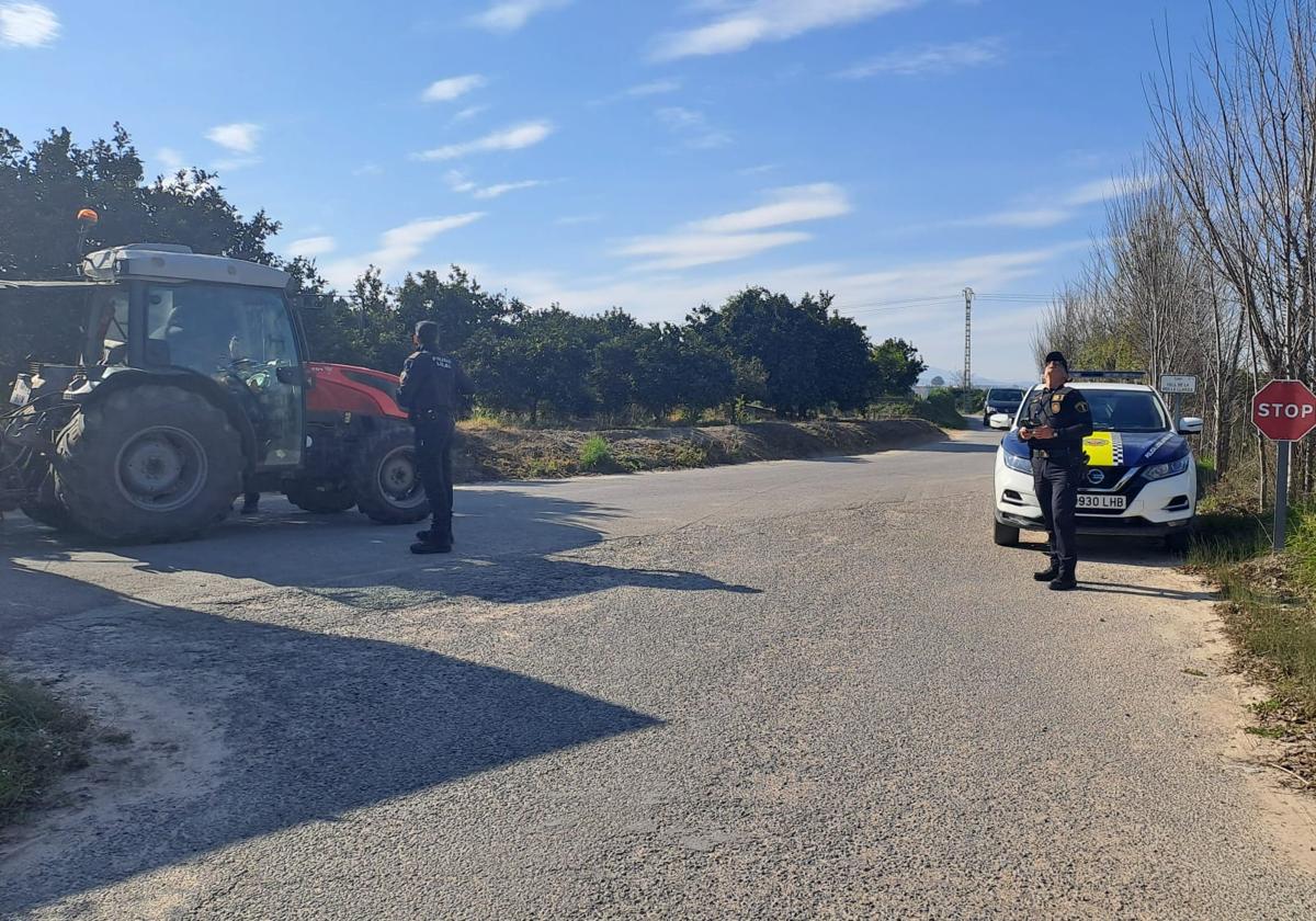 Agentes de la Policía Local de Castelló vigilan también con dron las parcelas.