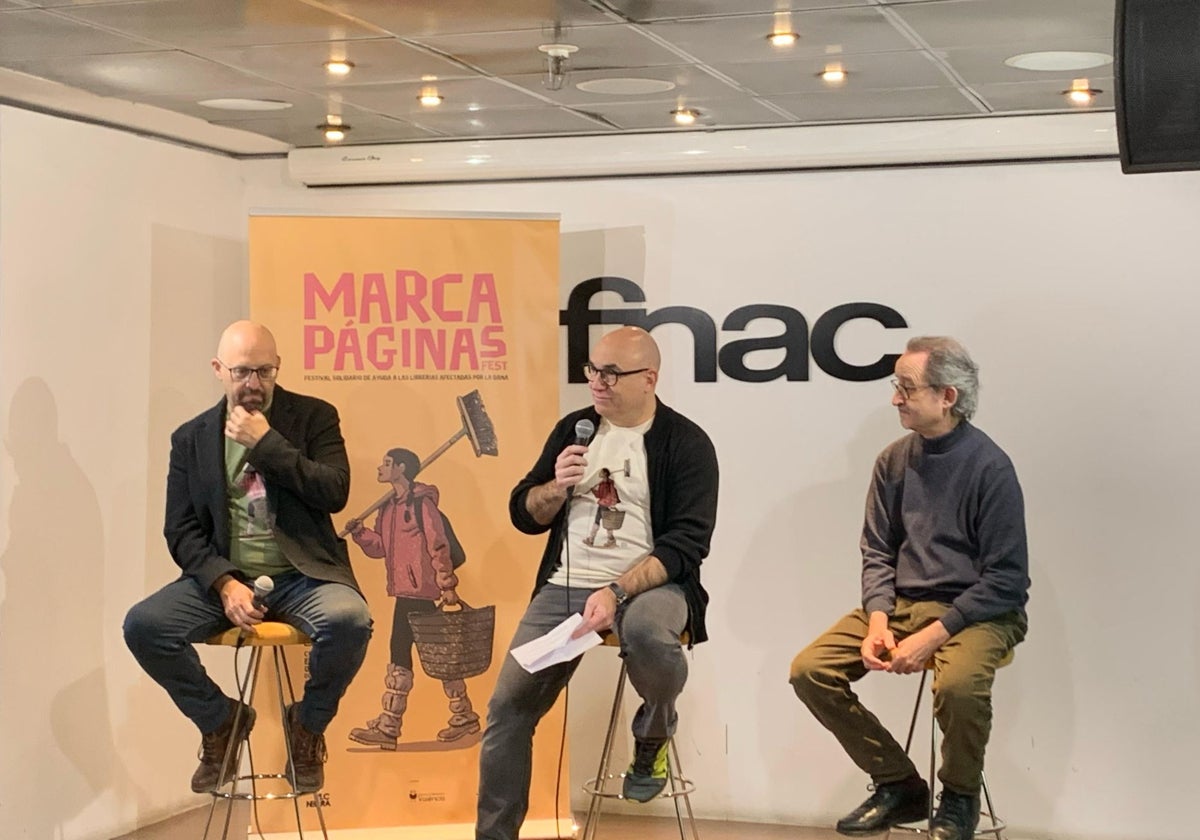 Santiago Álvarez y Jordi Llobregat, responsable del certamen, junto al presidente del Gremi de Llibrers, Juan Pedro Font de Mora.