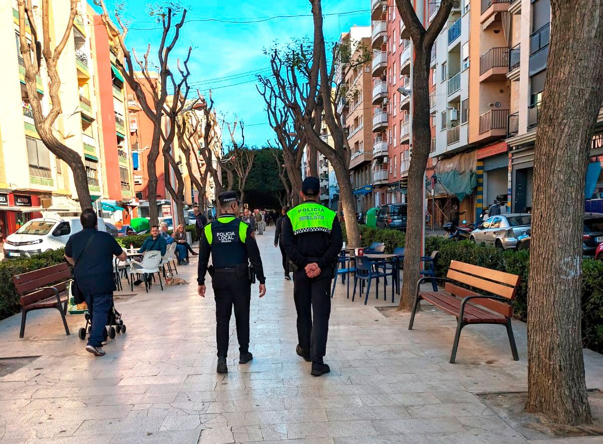 Dos policías locales de patrulla por una avenida de Mislata.