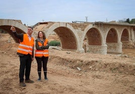 La alcaldesa Folgado, en la visita a las obras de reconstrucción del puente.