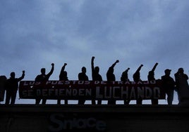 Trabajadores protestan por el anuncio de despidos en su empresa, en una imagen de archivo.