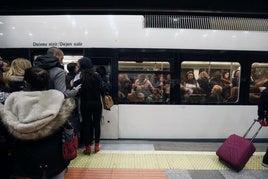 Viajeros de Metrovalencia, en una jornada de huelga en una imagen de archivo.