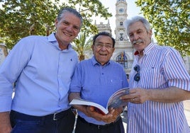 Francisco Fenollosa, en el centro, junto a los autores del libro, los periodistas Alberto Gil (izqueirda) y Joaquín Ballesta.