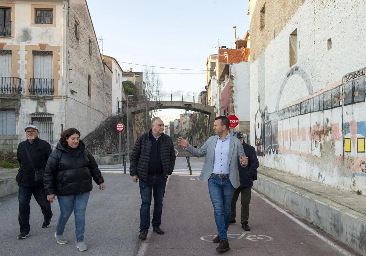 Mompó visita Manuel, uno de los pueblos excluidos.