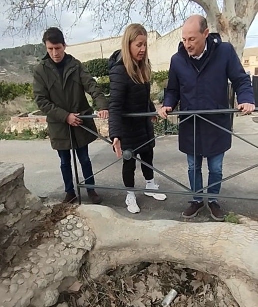 Los concejales del PP en su visita a Torre d'en Lloris.