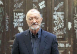 Pérez-Reverte posa en las calles de Valencia, imagen de archivo.