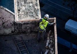 Un técnico revisa la azotea del edificio incendiado de Camapanar.