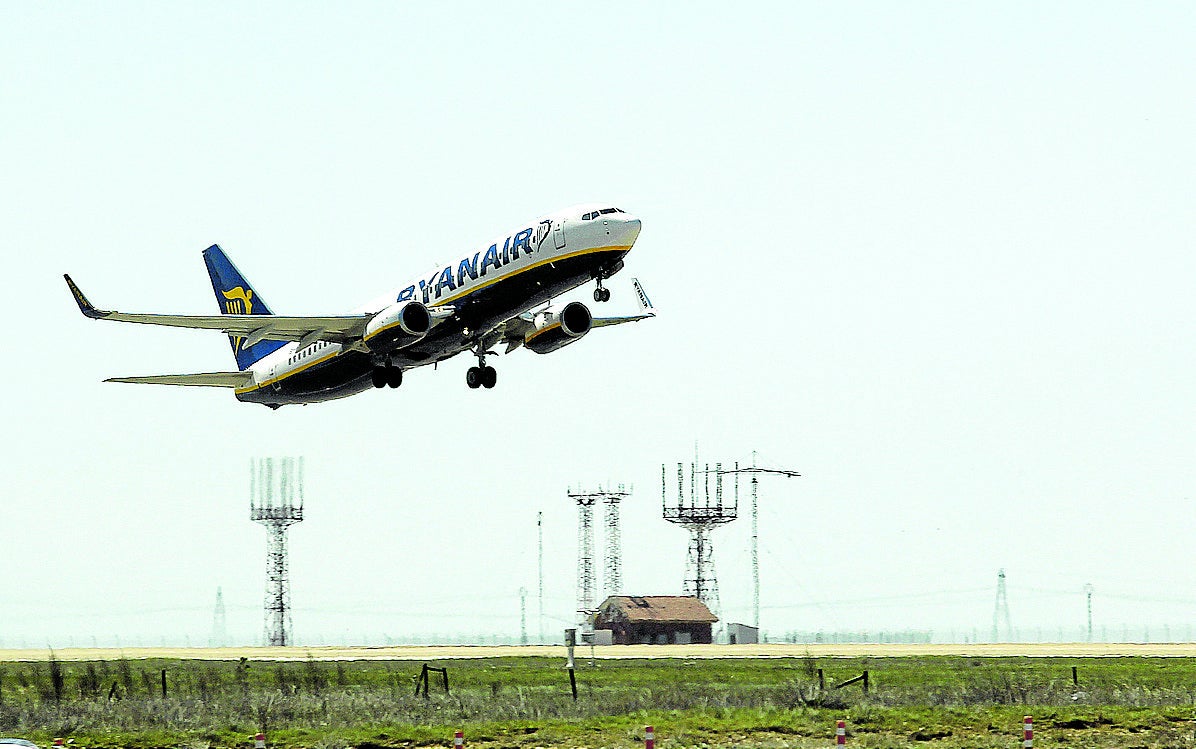 Un avión de Ryanair despega de un aeropuerto.