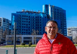 Julián García, fotografiado delante del edificio, que se encuentra en fase de reforma.