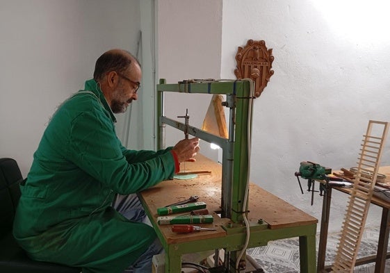 El artesano, haciendo pruebas con una de sus máquinas en el taller.