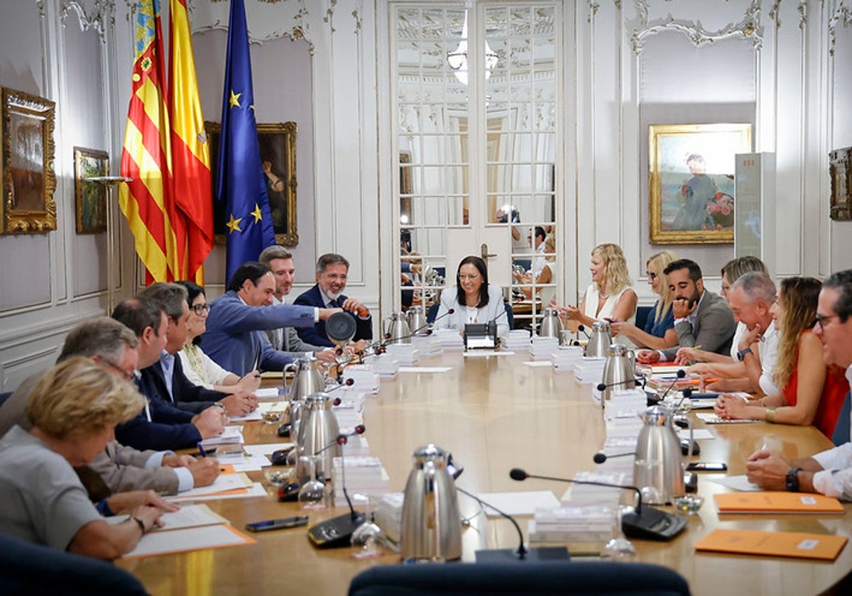 Portavoces y miembros de la Mesa de Les Corts.