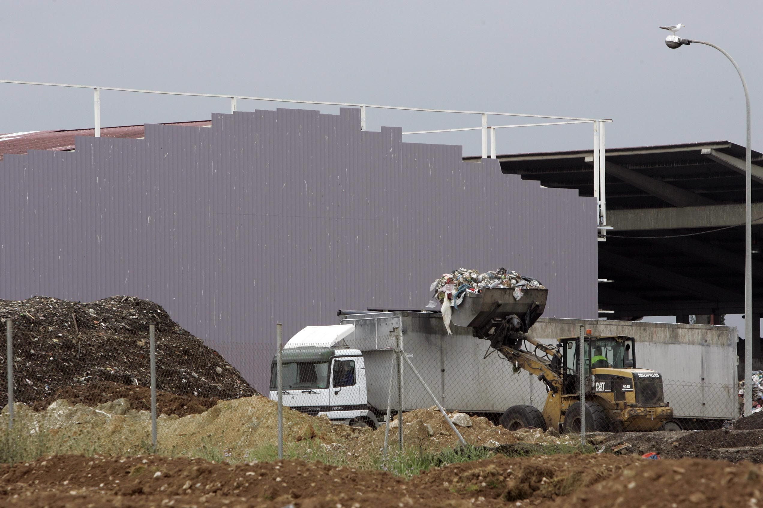 Un camión, en la planta de tratamiento de basuras de Guadassuar.