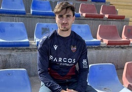 Álex Forés, posando en la Ciudad Deportiva de Buñol.