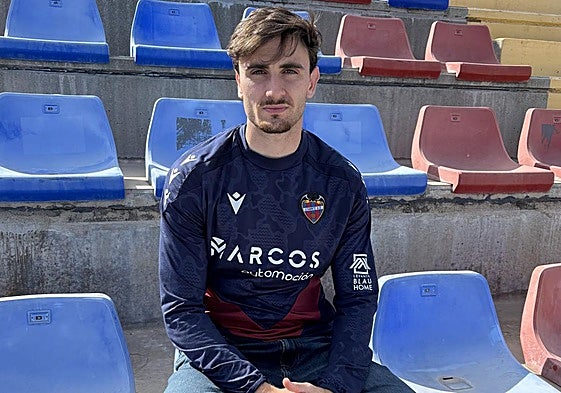 Álex Forés, posando en la Ciudad Deportiva de Buñol.