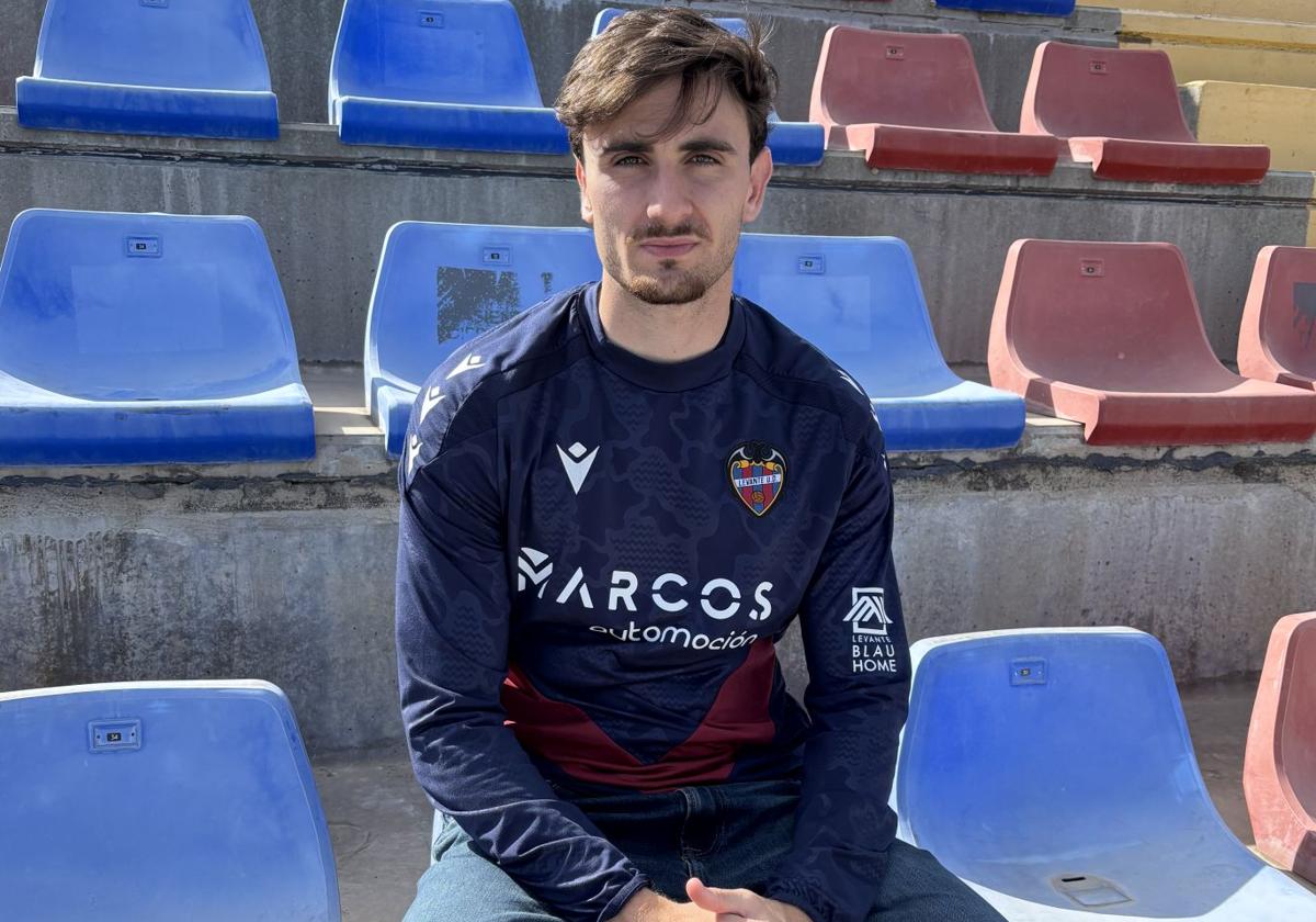 Álex Forés, posando en la Ciudad Deportiva de Buñol.