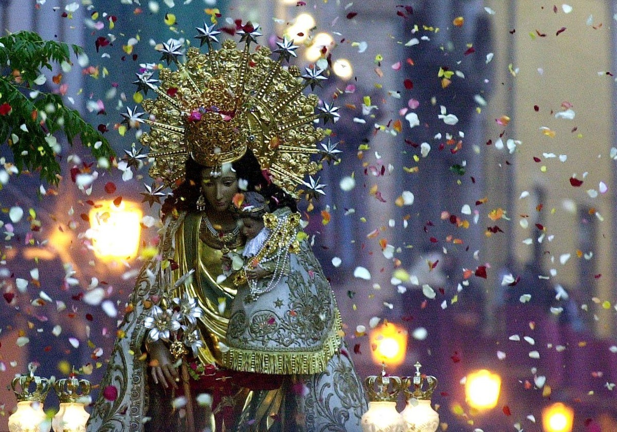 La Virgen de los Desamparados en una imagen de archivo de una procesión.