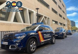 Vehículos de la Policía Nacional en Alicante, en una imagen de archivo.