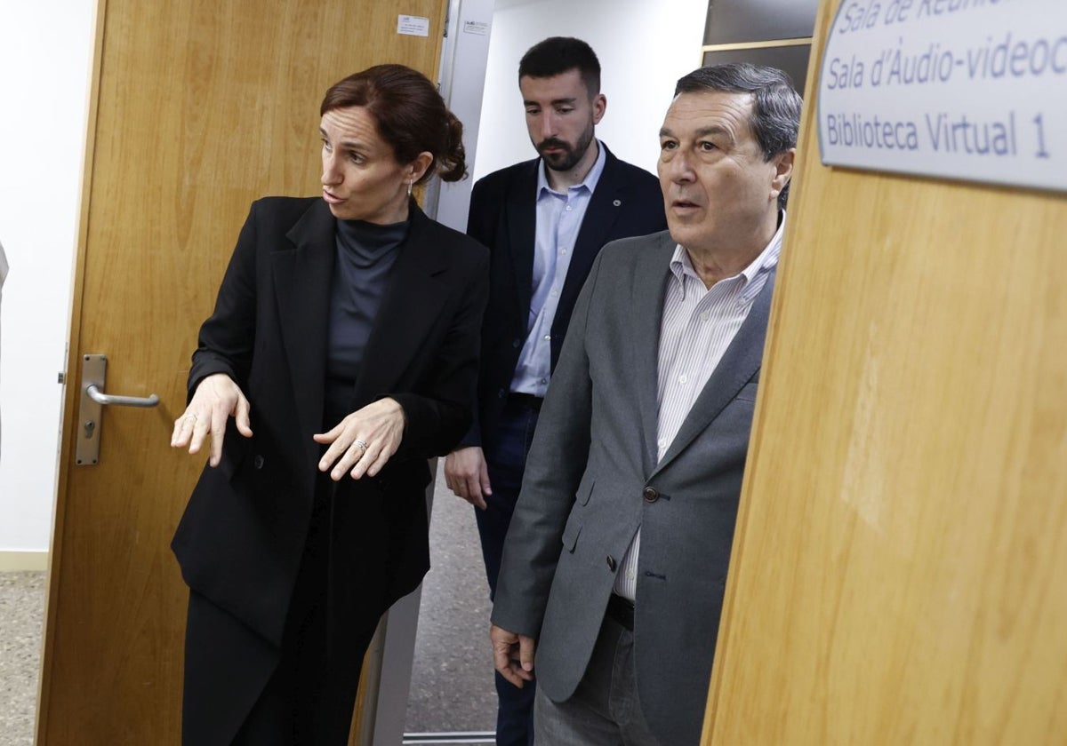 La ministra, Mónica García, junto al conseller de Sanidad.